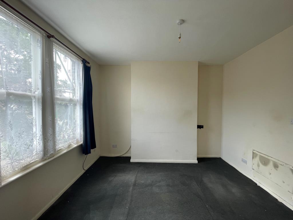 Lot: 158 - VACANT FLAT FOR IMPROVEMENT - Living room
